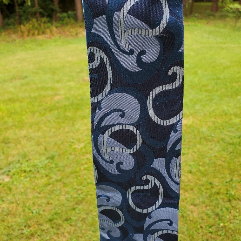 DebonairBCBG//ATTITUDE TIE